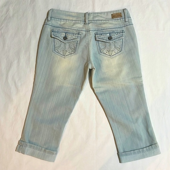 Almost Famous Distressed Style Light Wash Denim Capri with pockets - Picture 1 of 4
